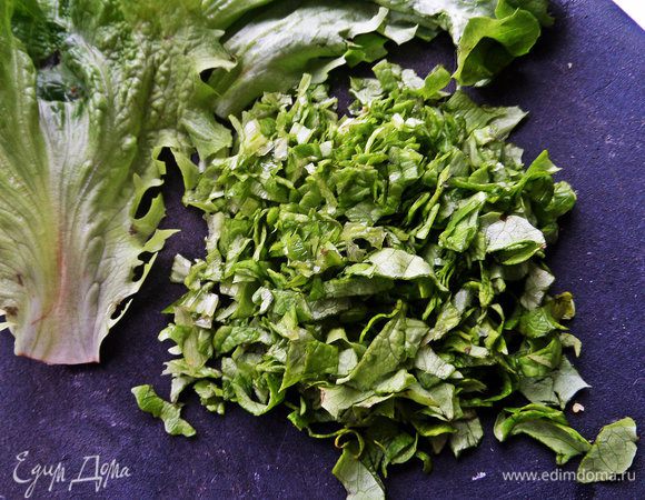 Немного зелёного салата покрошить.