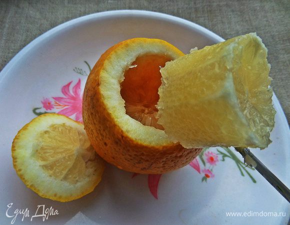 Прорезаем вдоль стенок и вынимаем всю сочную начинку.