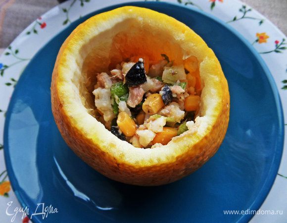 Заполняем её плотно салатиком.