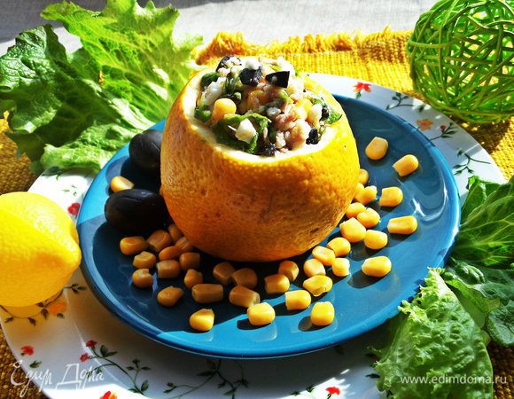 Можно дать постоять в холодильнике, салат пропитается лимонным ароматом.