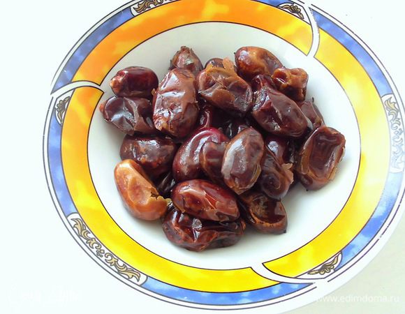 Финики замочить в холодной воде где-то на 2 часа, а фундук на 15-20 минут.