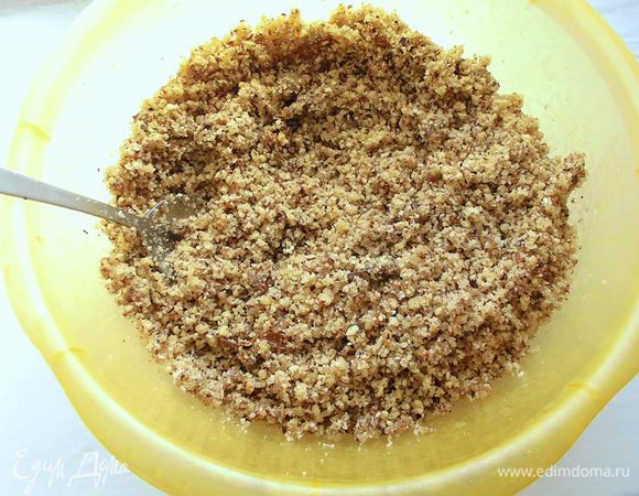 Из фиников вынуть косточки, слить воду с фундука. Финики и фундук измельчить с помощью мясорубки. Добавить кунжут и тщательно перемешать. 100 г фундука у меня не были замочены, т.к. изначально я планировала торт из 400 г орехов. Я сравнила вкус замоченных и незамоченных орехов и хочу заметить, что замоченные орехи оказались вкуснее! Они были менее жирными, хотя провели в воде всего 20 минут или немного больше.