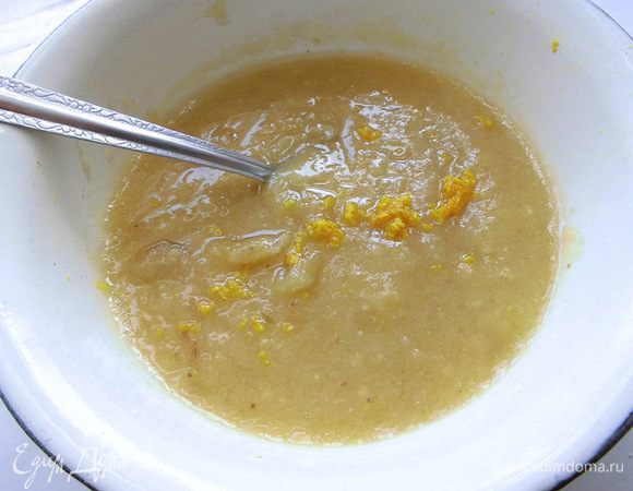 Для соуса: натереть цедру 1/2 лимона. Банан и лимон очистить, вынуть из него косточки, и прокрутить все через мясорубку. Добавить натертую цедру и тщательно перемешать. Если нужно, добавить немного воды. Обязательно ориентируйтесь на свой вкус и пробуйте! У меня был крупный банан, а лимон в неочищенном виде весил где-то 85 грамм. Еще я добавила около 1/2 стакана воды. Соус должен быть однородным, но довольно текучим. На фото я его еще не разбавила водой. А по вкусу он должен быть слегка кисловатым.