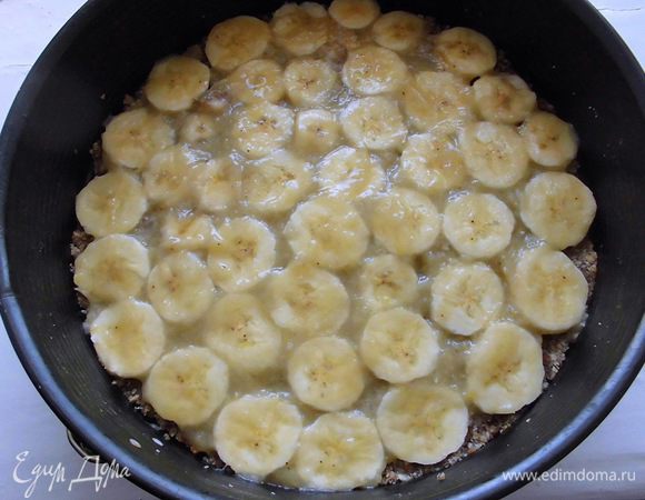 Оставшиеся 2 банана нарезать тонкими ломтиками (у меня они были очень тонкие, т.к. у меня было всего 2 банана, пусть и больших, но и форма тоже была большой). Лимон для прослойки я использовала поменьше, весом около 130 грамм. Очистить его от кожуры и перегородок, вынуть косточки и нарезать небольшими, тонкими кусочками. Я побоялась, что торт получится кислым, поэтому взяла чуть меньше половинки лимона. Но, когда уже ела торт, поняла, что нужно было добавить его побольше. На охлажденный корж выложить ломтики 1 банана, смазать его 1/3 соуса.