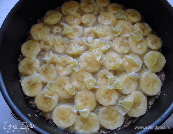 Сверху выложить нарезанный лимон. Я бы советовала, чтобы он был разбросан гуще, чем на фото. Сверху опять промазать соусом. Опять выложить слой банана и соуса. Присыпать оставшейся ореховой крошкой, аккуратно утрамбовать ее. Торт убрать в холодильник на 1 час. Затем щедро присыпать кэробом, нарезать, украсить по желанию и подавать.