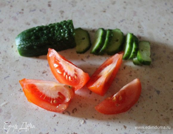Огурцы нарезать полукольцами, помидоры дольками.