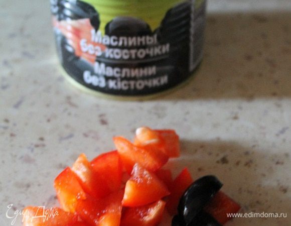 Маслины разрезать пополам, перец нарезать кубиками.