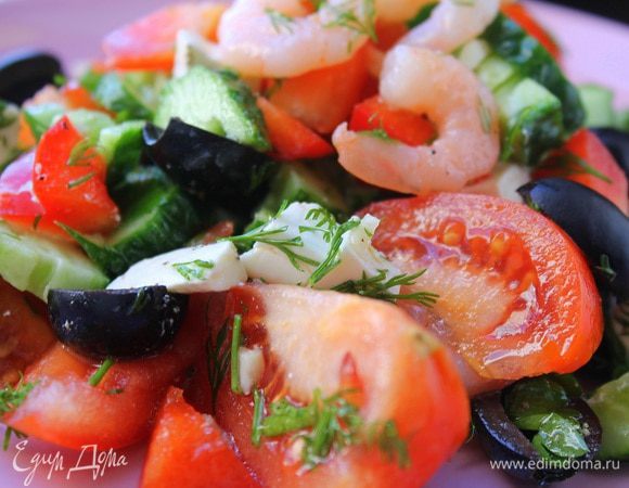 Зелень и чеснок мелко порубить. Смешать все ингредиенты для заправки, полить ею салат и аккуратно перемешать. Подавать сразу же. Приятного аппетита!