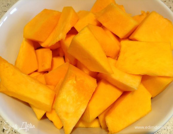 Тыкву нарезать кубиками.