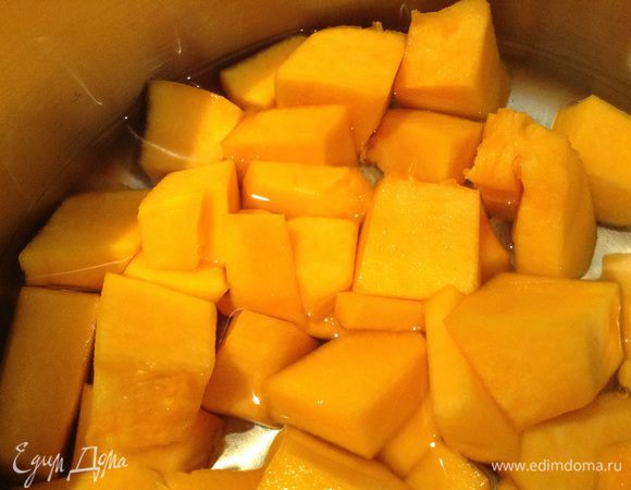 Переложить в кастрюлю, залить 200 г воды и варить 15 минут.