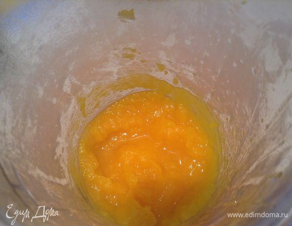 Тыкву переложить в глубокий стакан и измельчить погружным блендером.