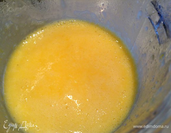 Все соединить и взбить миксером. Взбивать минут 5-10.