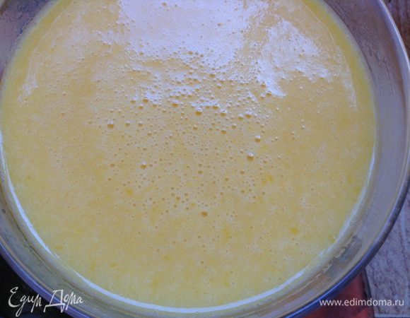 Когда смесь остынет, то добавить в нее мед (в горячую смесь не добавлять!).
Еще раз все перемешать и разложить по бокалам. Отправить в холодильник на 2-3 часа.