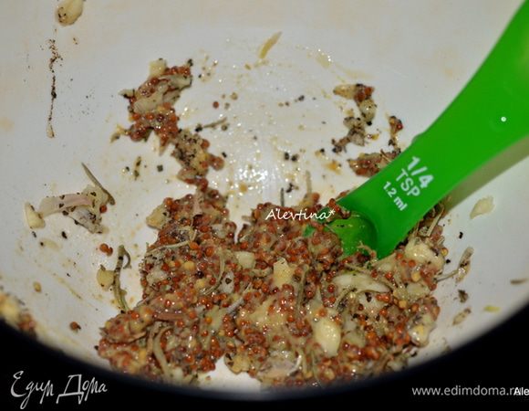 Разогреть духовку до 200 гр. Смешать в блюде: горчицу, розмарин сухой или свежий, чеснок раздавленный, черный перец .
