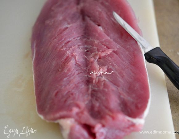 Вырезку свиную разрезать бабочкой не до конца.