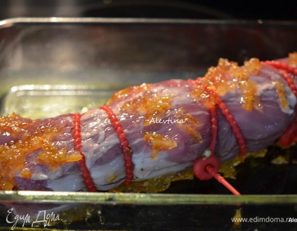 Используем кулинарную нить, сворачиваем свинину и прихватываем нитью. Выложить в жаропрочное блюдо для запекания. Смазать апельсиновым мармеладным джемом, смешанным с бульоном. Я взяла побольше. Поставить в горячую духовку на 45 минут не прикрывая.
