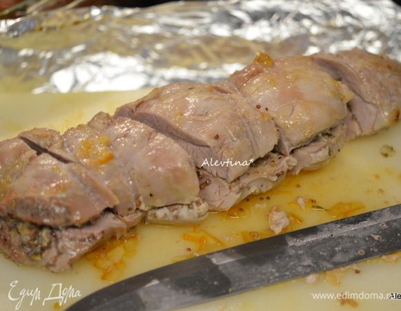 Готовую свинину достать из духовки, дать постоять и разрезать на части. 
