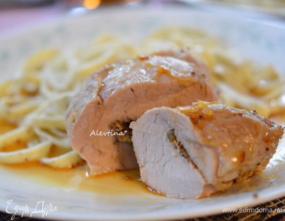 Подаем свинину с готовым гарниром, поливаем с процеженным апельсиновым соусом с блюда для запекания. Приятного аппетита.
