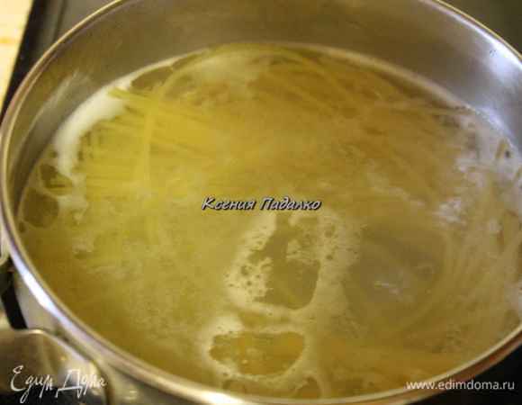 Спагетти отварить до готовности. Пока они варятся, займемся соусом.