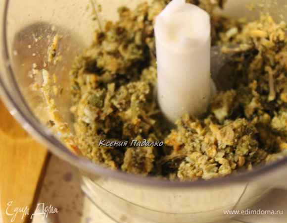 Мидии кладем в блендер, отложив предварительно 4 шт, для украшения, и измельчить их в течении 3 секунд. Я брала мидии в рассоле.