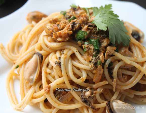  Спагетти откинуть на дуршлаг, а потом добавить их к соусу в сковороду. Перемешать и сразу же подавать, украсив целыми мидиями и веточкой петрушки. Приятного аппетита!