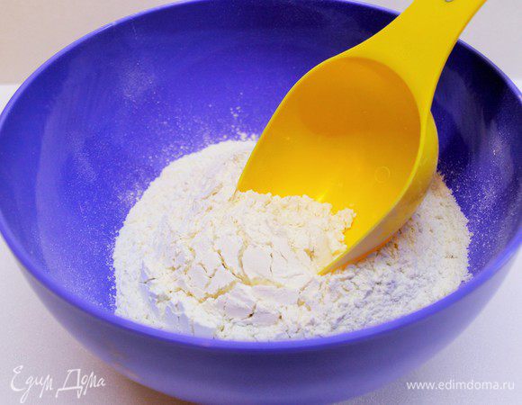 Смешайте все сухие ингредиенты в миске. Взбейте 3 яйца 400 г сахарной пудры и 1 чайная ложка ванильной эссенции до бела. Добавьте в к взбитым яйцам 250 мл молока, 250 мл кукурузного масла и 2 столовые ложки сгущенного молока. Добавить просеянную муку с какао в тесто и перемешать до гладкости при помощи силиконовой лопаточки. Добавить 250 мл горячей воды и хорошо перемешать. 