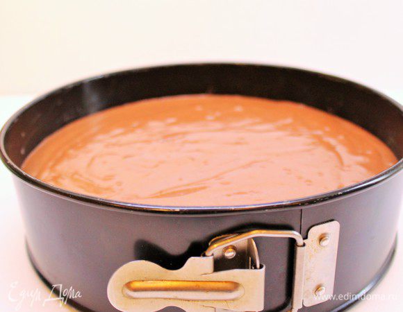 Форму застелить пергаментом. Вылить смесь в круглую или квадратную форму размером 18-20 см. Выпекать в предварительно нагретой духовке до 170°С около 1 час.  Время выпекания до 1 часа в зависимости от вашей духовки. Проверяйте готовность на сухость спички.