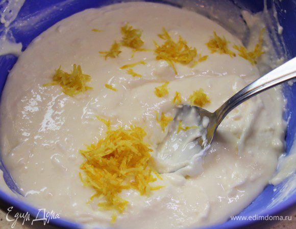 Сливочный сыр и сливочное масло должны быть, комнатной температуры. Взбить миксером сыр и масло, добавить сахарную пудру, лимонный сок, лимонную цедру, ваниль и краситель. 