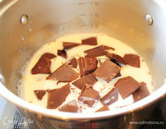 Желатин замочить в холодной воде 10 минут.

Сливки поместить в кастрюльку нагреть, но не кипятить. Добавить щепотку соли и раздробленный мелко шоколад, хорошо перемешать. Когда шоколад расплавиться, добавить ваниль, мед или инвертный сироп и хорошо перемешать. Разбухший желатин растопить на водяной бане или в СВЧ. Влить в ганаш и перемешать. Оставить ганаш остывать, до комнатной температуры. Поместите ганаш в кондитерский мешок и отправьте в холодильник на 30 минут для застывания и для удобства в дальнейшем оформлении торта.
