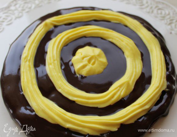 Первый корж: при помощи кондитерского мешка, поместите желтый крем на середину коржа. Затем выдавите  шоколадный ганаш и так по кругу попеременно. Поместите корж с кремами на 10 минут в холодильник, чтобы крема застыли.

Второй корж: достаньте корж после назначенного времени Накройте другим коржом. Теперь середину коржа заполняем ганашем, далее идет круг с  желтым кремом и так попеременно. Снова ставим в холодильник для застывания. 

Третий корж: начинаем с желтого центра и снова выдавливаем крем по кругу чередуя. Снова в холодильник для застывания. 

Накрываем четвертым коржом. Смазываем торт оставшимся желтым кремом и отправляем в холодильник. Выравниваем крем и заливаем оставшимся ганашем. Наш тортик готов!!!