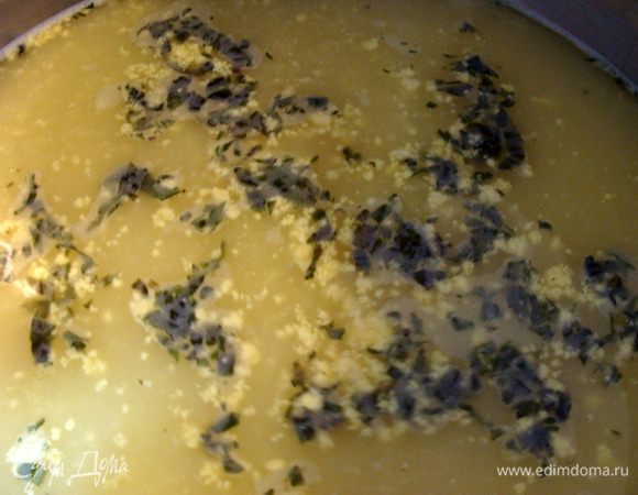 Сыворотку нужно вылить в кастрюлю, добавить воду и прокипятить.