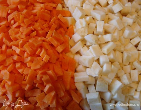 Морковь и корень сельдерея (в равных количествах, моркови можно немного меньше) почистить, порезать мелким кубиком. Морковь я режу чуть мельче, чтобы проварилось все равномерно.
