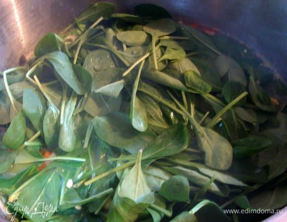 Добавить молодой шпинат.