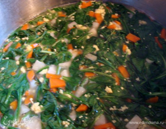 Шпинат проварить 1-2 минуты. Приправы и соль я в суп не добавляю, т.к. этого достаточно в сыворотке и бульоне.