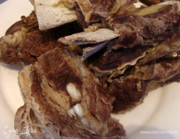 Для тех кто любит или хочет посытнее, можно отварить говяжьи ребра, посолив. Лучше заранее.