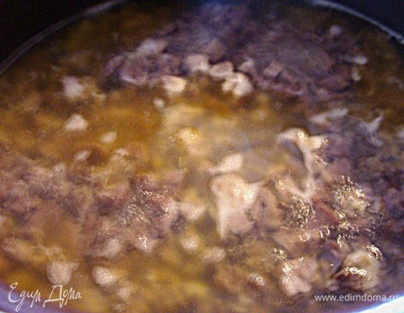 Так, кастрюлька с мясом в бульоне, стоит томится на маленьком огне, пока варится основной суп. Мясо и бульон я добавляю в конце т.к. у меня не все едят мясо.