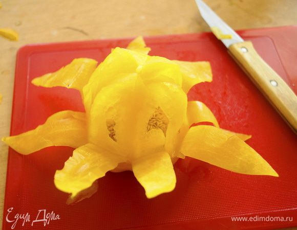 Сначала из перцев нужно сделать корзиночки в виде цветка. Для этого каждый перчик надрезать крест-накрест на столько листиков, сколько вам захочется. При надрезании оставить основание 2-3 см не дорезая до конца. Затем листики расслоить тонким ножом.