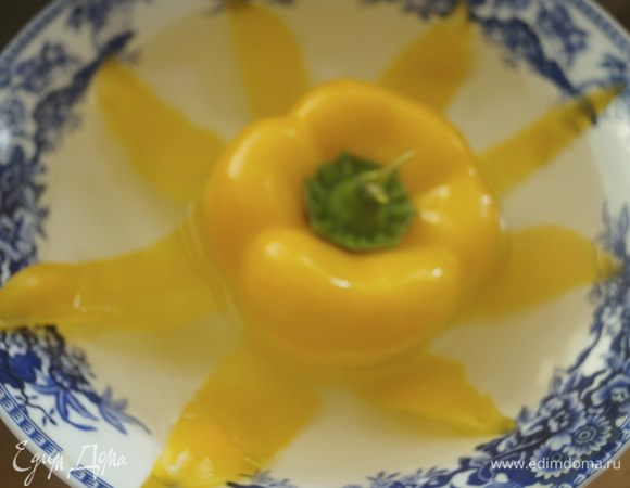 В чашу налить холодную воду и опустить в нее цветок из перца и оставить не менее чем на 1 час. После этой процедуры листочки раскроются.