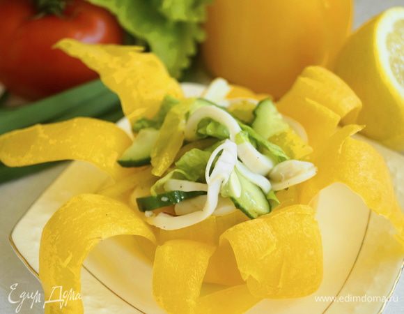 Выложить салат в салатники сделанные из перца и подавать к столу. 
Приятного аппетита!