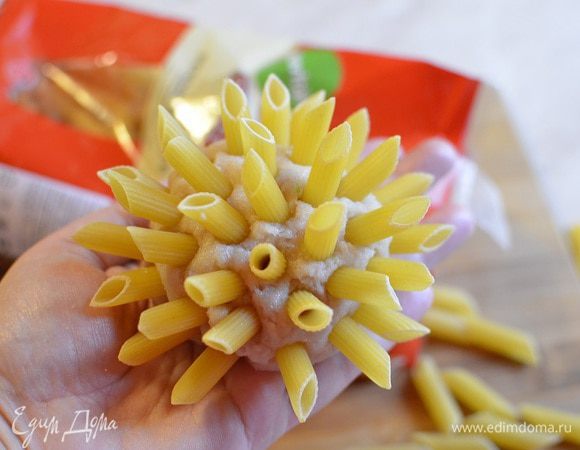 Из фарша индейки сформировать две одинаковые фрикадельки, получились достаточно большие, каждая по 100 грамм. Вскипятить воду, посолить. В фрикадельки воткнуть пасту пенне ригате, как можно глубже и как можно чаще, чтобы получились ежики как на фото. 
