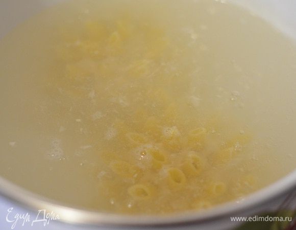 Сварить до полной готовности (10 минут). Время варки увеличивается за счет размера фрикаделек. 
