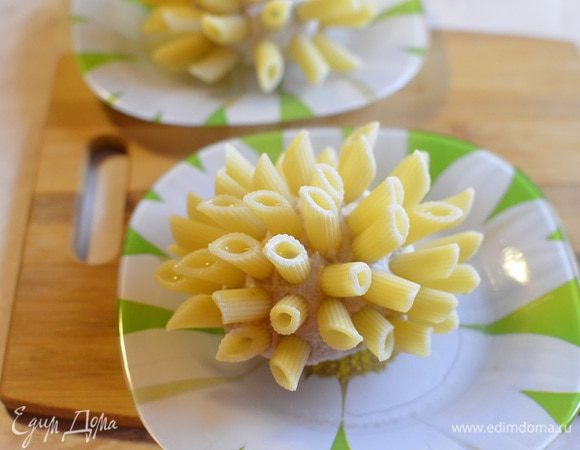 Фрикадельки сварились, достаем. При помощи ножниц подстригаем макароны. Остриженные концы макарон я изначально хотела выложить на тарелку рядом с фрикаделькой, но дети не дали мне такой возможности, съели. 