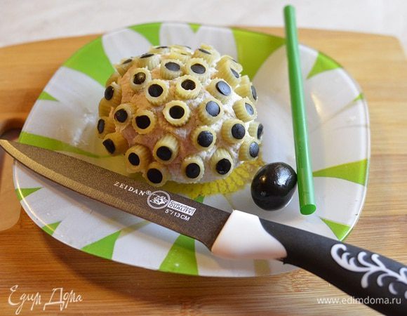 При помощи обычной толстой соломинки для коктейлей и напитков, вырезаем из маслин кружочки и помещаем их в макаронины. Таким образом, макароны получаются фаршированными. Тоже самое проделать и с красным сладким перцем. Получились две большие фрикадельки с очень интересным космическим видом! 

На тарелку выливаем соус, ставим в него фрикадельку, украшаем кресс-салатом и подаем. 