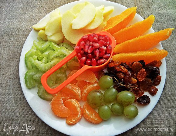 Подготовить фрукты. Яблоки очистить от кожицы, апельсиновые дольки от плёнок.