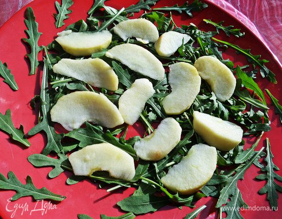 Дольки яблока пошли первыми.