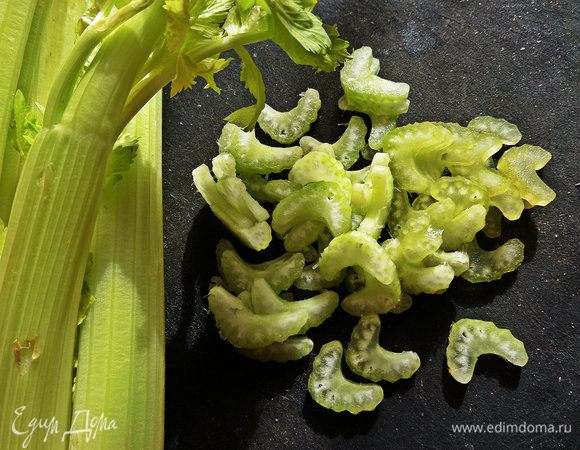 Нарезать сельдерей, он попался такой сочный.