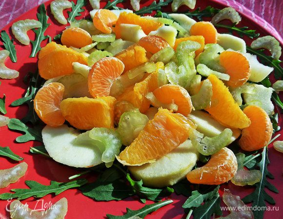 Рассыпаем его на фрукты + мандариновые дольки.