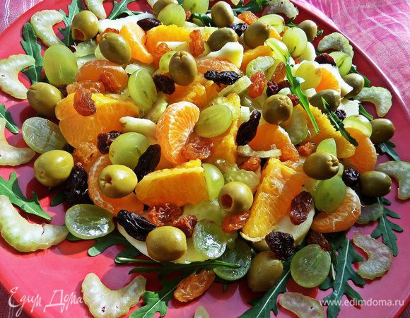 Осталось разбросать сверху половинки виноградин, зёрна граната и оливки для пикантности.