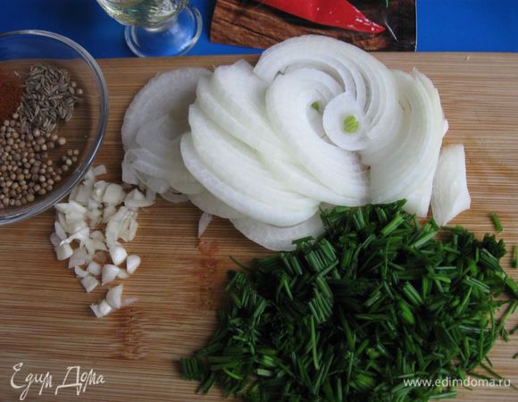 Чеснок почистить, порезать ножом на мелкие кусочки. Лук-резанец помыть, порезать. Репчатый лук порезать полукольцами.