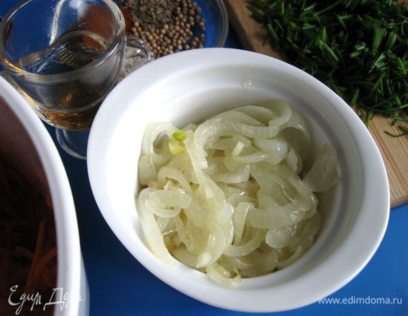 Репчатый лук положить на разогретую сковороду с растительным маслом, жарить несколько минут, пока лук не станет прозрачным. За минуту до того, как снять с плиты, добавить сахарный песок. Добавить чеснок. Дать остыть.